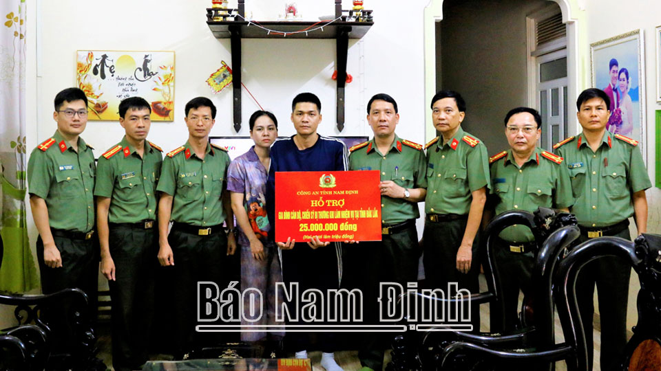 Lãnh đạo Công an tỉnh Nam Định cùng Đoàn công tác trao tiền hỗ trợ cho Đại úy Lê Kiên Cường, cán bộ Công an xã Ea Ktur, huyện Cư Kuin. 