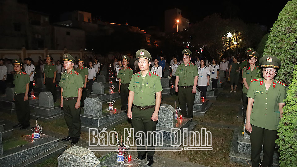 Đồng chí Nguyễn Anh Tuấn, Ủy viên Ban TVTU, Bí thư Thành ủy, Chủ tịch HĐND thành phố Nam Định và các đại biểu dâng hương tưởng nhớ các Anh hùng Liệt sĩ.