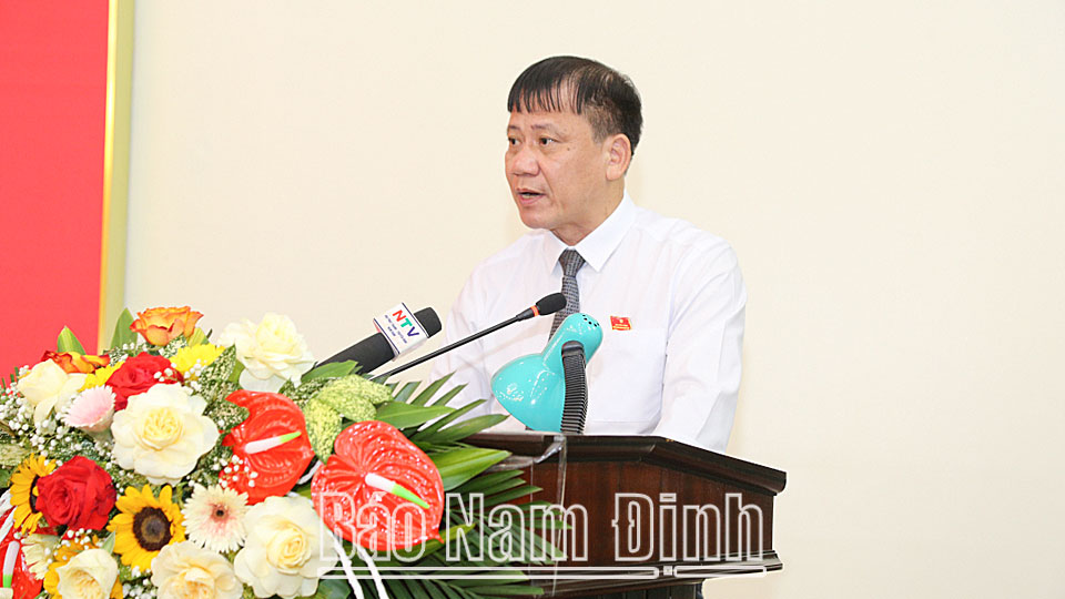 Đồng chí Mai Thanh Long, TUV, Phó Chủ tịch HĐND tỉnh báo cáo tổng hợp ý kiến, kiến nghị của cử tri.