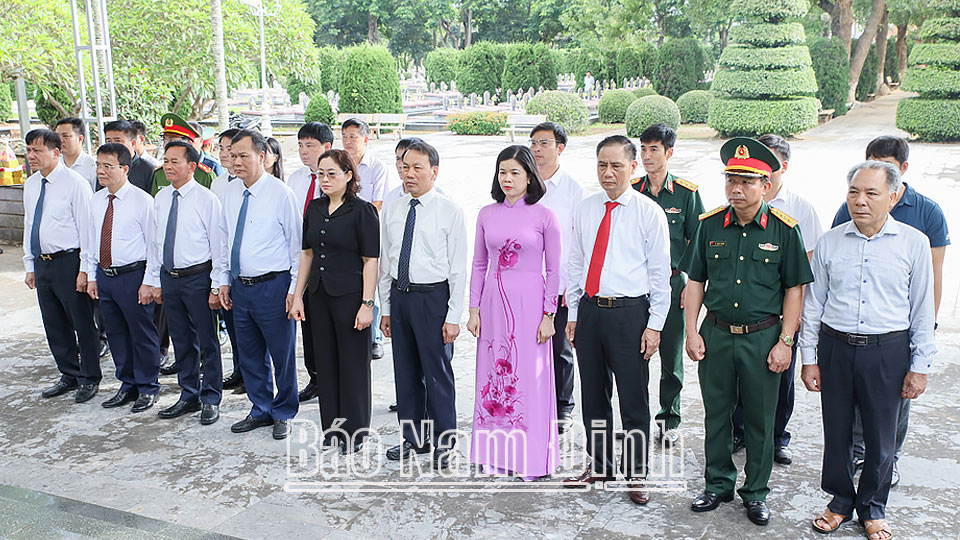 Đoàn đại biểu tỉnh Nam Định dâng hương tưởng niệm các Anh hùng Liệt sĩ tại nghĩa trang liệt sĩ Độc Lập ở tỉnh Điện Biên. 