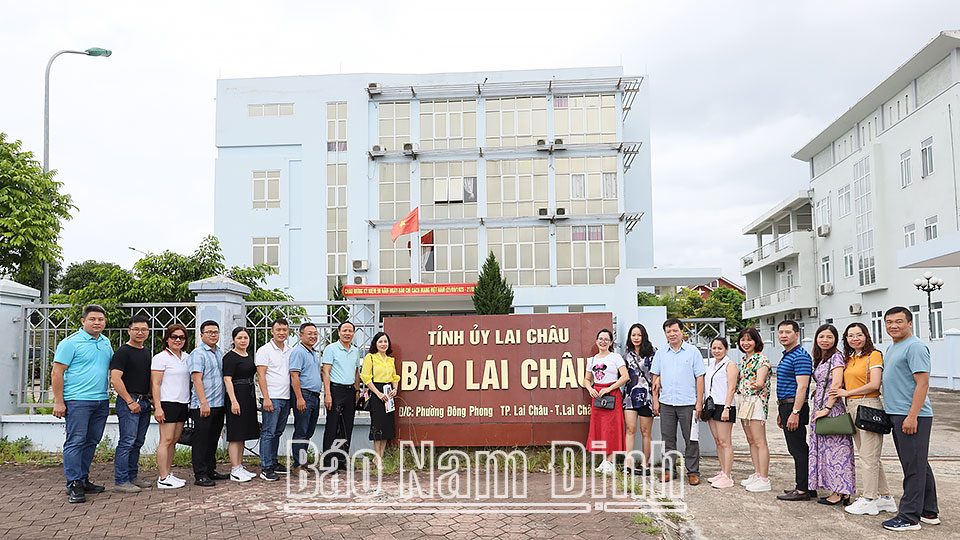 Lãnh đạo, phóng viên, biên tập viên Báo Lai Châu, Báo Nam Định chụp ảnh lưu niệm bên trụ sở làm việc của Báo Lai Châu.