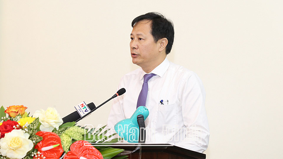 Đồng chí Đinh Xuân Hùng, Giám đốc Sở Giao thông Vận tải trả lời chất vấn tại kỳ họp.