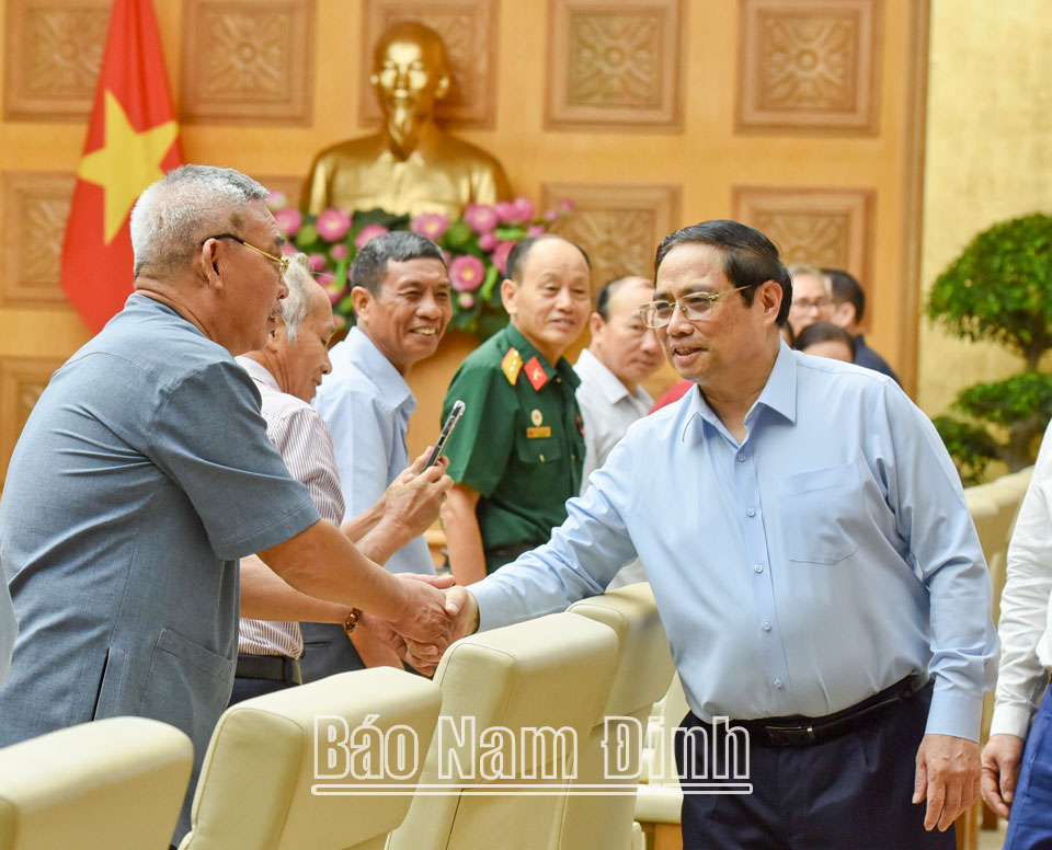 Thủ tướng Chính phủ Phạm Minh Chính gặp mặt Đoàn đại biểu người có công với cách mạng tỉnh Nam Định.