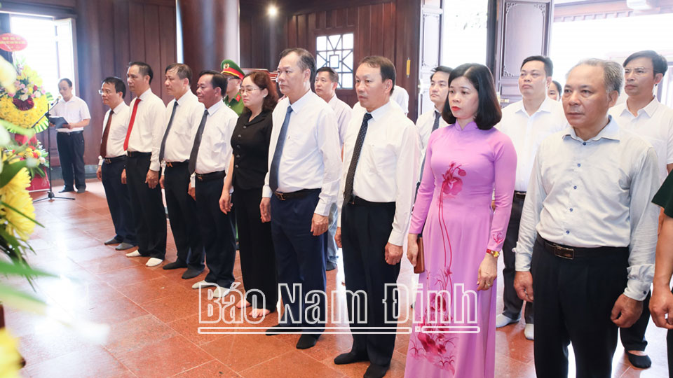 Đoàn đại biểu tỉnh Nam Định dâng vòng hoa viếng các Anh hùng Liệt sĩ tại nghĩa trang Him Lam, tỉnh Điện Biên. 
