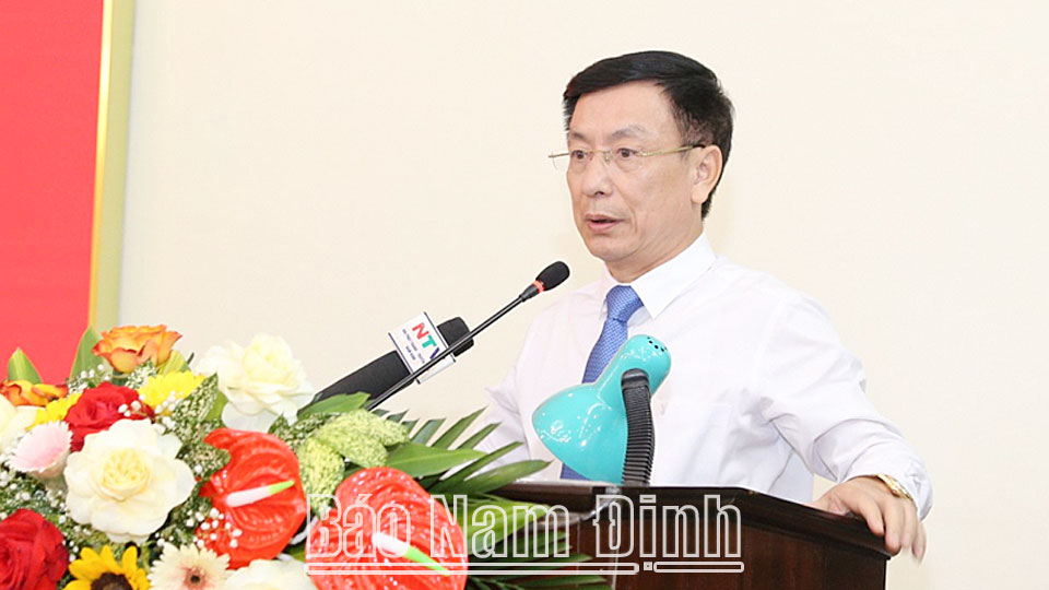 Đồng chí Phạm Đình Nghị, Phó Bí thư Tỉnh ủy, Chủ tịch UBND tỉnh phát biểu tại kỳ họp.