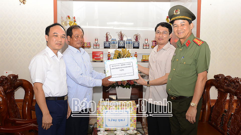 Đồng chí Giám đốc Công an tỉnh thăm, tặng quà gia đình chính sách huyện Giao Thủy