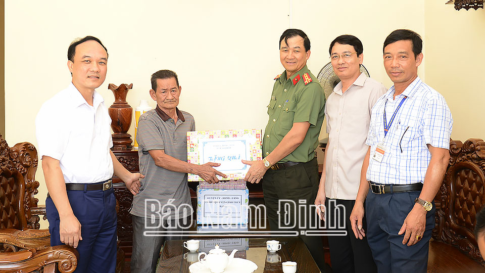 Đồng chí Giám đốc Công an tỉnh và lãnh đạo huyện Giao Thủy thăm hỏi, tặng quà bệnh binh Nguyễn Văn Cạnh, ở xã Giao Nhân.