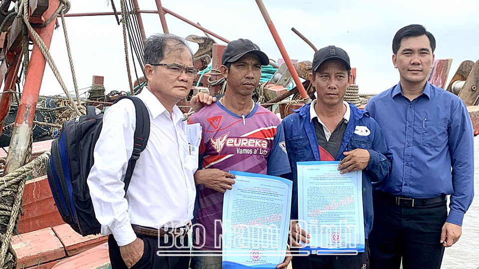 Đại diện Đoàn công tác tỉnh Kiên Giang tặng quà cho ngư dân tại Cảng cá Thịnh Long (Hải Hậu).ĐT2