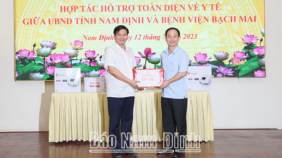 Lãnh đạo Bệnh viện Bạch Mai trao tặng thiết bị y tế cho ngành Y tế tỉnh
