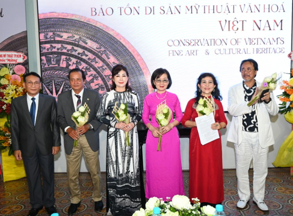 Ban giám đốc Trung tâm UNESCO Bảo tồn Di sản mỹ thuật văn hóa Việt Nam.