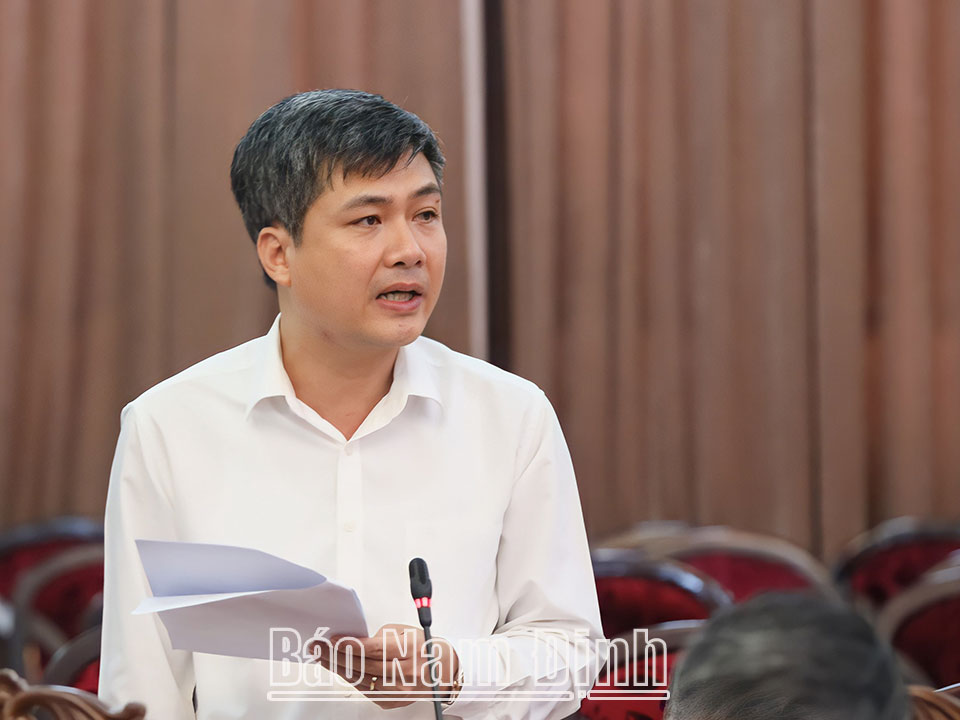 Đồng chí Phạm Duy Hưng, TUV, Chủ tịch UBND Thành phố phát biểu tại hội nghị.