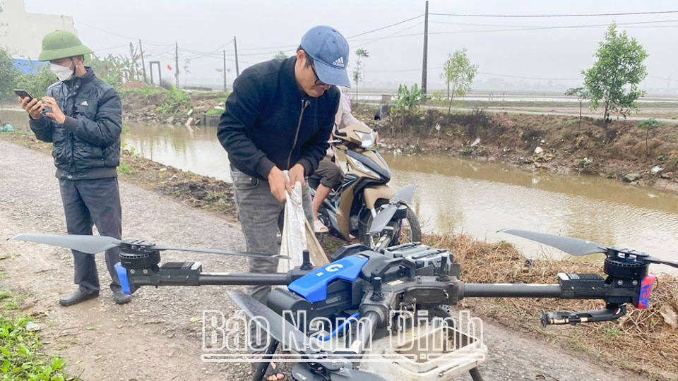 Thiết bị bay không người lái được sử dụng để phun thuốc bảo vệ thực vật trên các cánh đồng lớn tại xã Xuân Kiên (Xuân Trường).