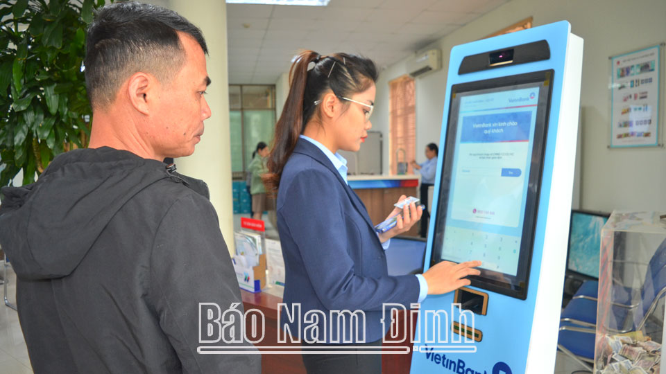 Hỗ trợ khách hàng đặt lịch giao dịch bằng Căn cước công dân tại VietinBank Chi nhánh Bắc Nam Định.