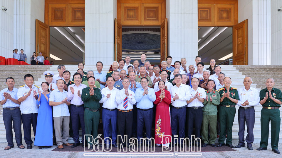 Thủ tướng Chính phủ Phạm Minh Chính chụp ảnh lưu niệm với Đoàn đại biểu người có công tiêu biểu tỉnh Nam Định.