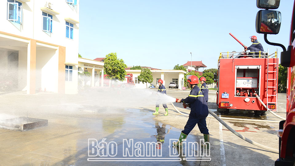 Phòng Cảnh sát Phòng cháy, chữa cháy và Cứu nạn cứu hộ (Công an tỉnh) luyện tập phương án chữa cháy.
Bài và ảnh: Xuân Thu