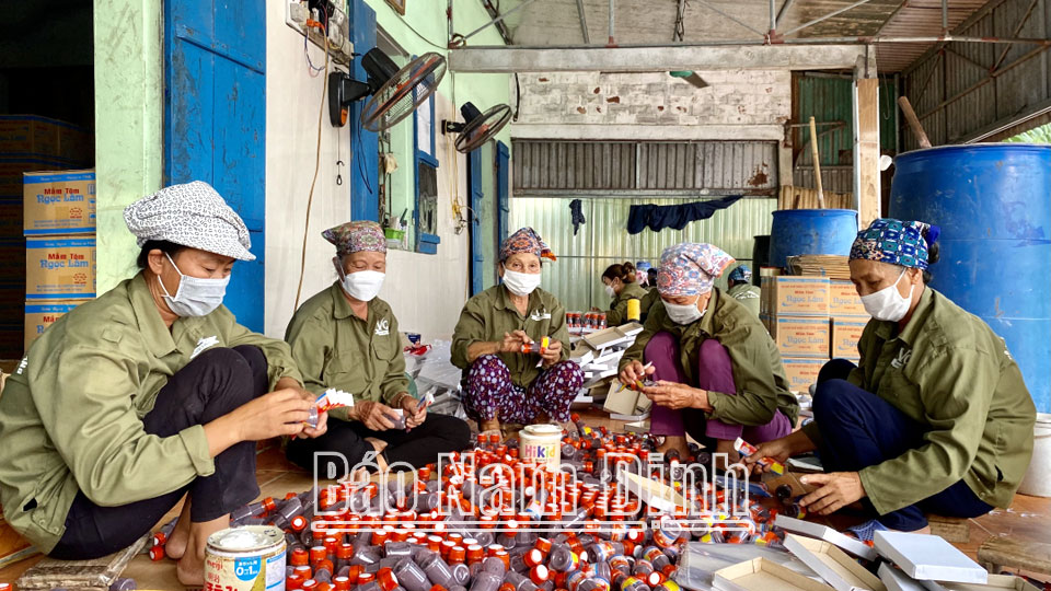 Đóng gói sản phẩm mắm tôm tại làng nghề chế biến thủy, hải sản Nghĩa Lâm, xã Nghĩa Hải (Nghĩa Hưng). ĐT