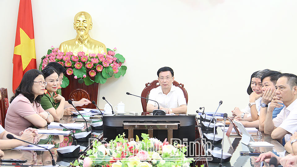 
            Đồng chí Phạm Đình Nghị, Phó Bí thư Tỉnh ủy, Chủ tịch UBND tỉnh và các đại biểu tham dự hội nghị tại điểm cầu tỉnh Nam Định.