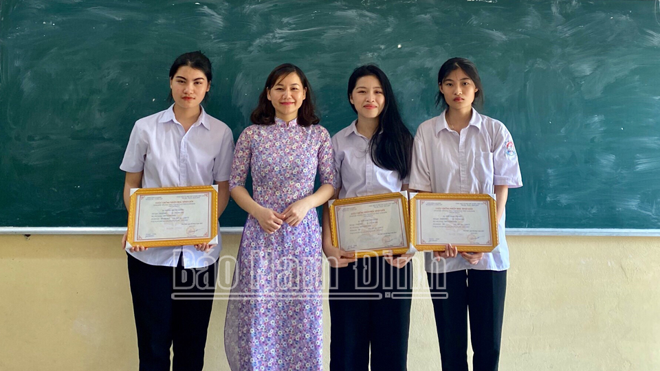 Em Trần Ngọc Đan Thanh (thứ 3 từ trái sang), học sinh Trường THPT Nghĩa Minh (Nghĩa Hưng) - thí sinh đạt điểm 10 duy nhất môn Ngữ văn của toàn quốc.