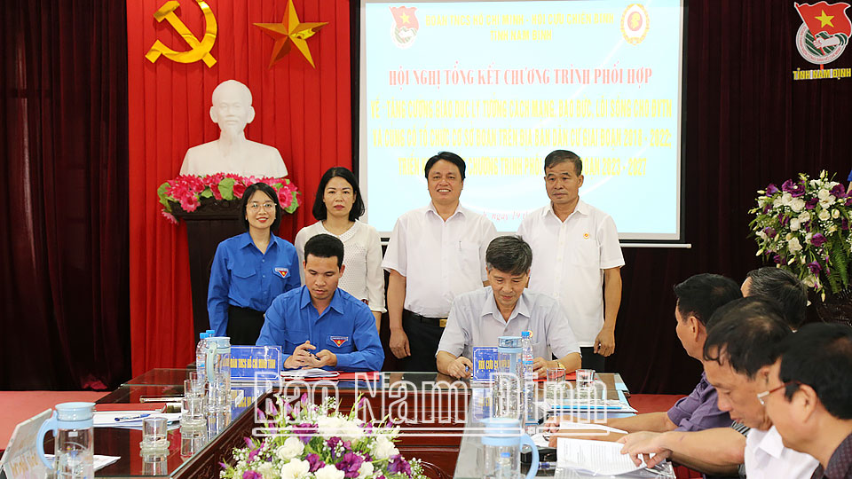 
            Đồng chí Trần Minh Thắng, Ủy viên Ban TVTU, Trưởng Ban Dân vận Tỉnh ủy và các đại biểu chứng kiến ký kết chương trình phối hợp giai đoạn 2023-2027 giữa Tỉnh Đoàn và Hội CCB tỉnh.ĐT2