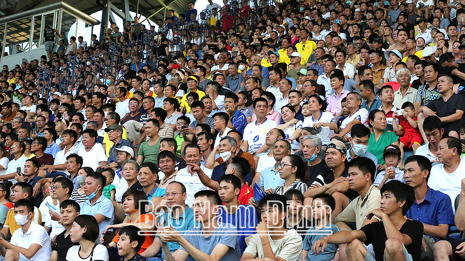 Đông đảo khán giả Thành Nam đến sân cổ vũ cho đội chủ nhà Thép Xanh Nam Định. 