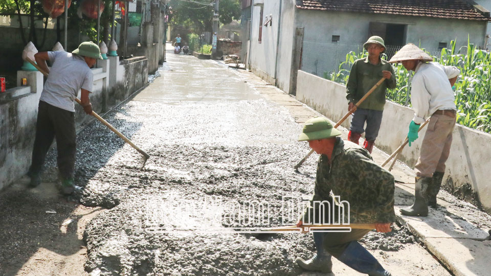 Nhân dân đội 8, xóm 3, xã Kim Thái cải tạo, nâng cấp hệ thống giao thông nông thôn.