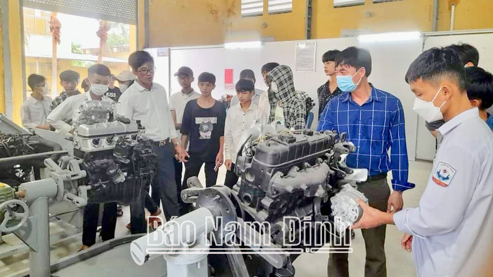 Sinh viên học công nghệ ô tô của Trường Cao đẳng Công nghiệp Nam Định trong một buổi thực hành.