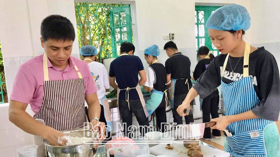 Học sinh Trường Cao đẳng Kinh tế và Công nghệ Nam Định trong giờ thực hành chế biến món ăn ĐT