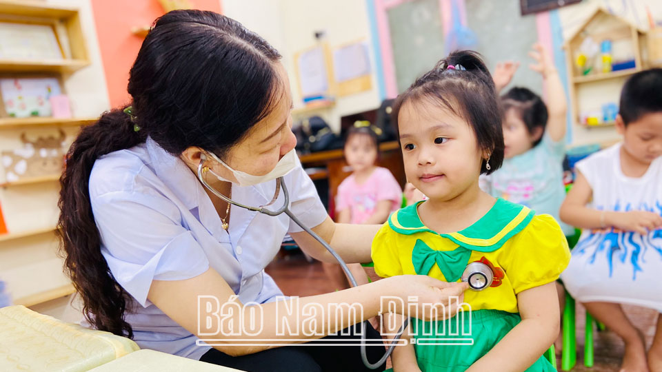Trường Mầm non Sao Vàng phối hợp Trạm Y tế phường Cửa Bắc (thành phố Nam Định) tổ chức khám sức khỏe định kỳ cho học sinh.