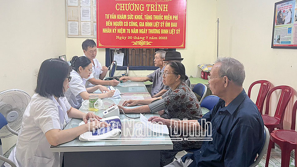 Phường Văn Miếu (thành phố Nam Định) tổ chức chương trình tư vấn, tặng thuốc miễn phí đến người có công, gia đình liệt sĩ  nhân kỷ niệm 76 năm Ngày Thương binh - Liệt sĩ.