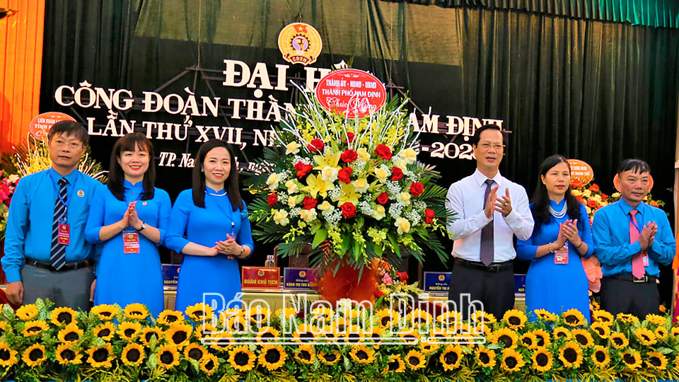 Đồng chí Nguyễn Anh Tuấn, Ủy viên Ban TVTU, Bí thư Thành ủy, Chủ tịch HĐND thành phố Nam Định tặng lẵng hoa tươi thắm chúc mừng Đại hội.