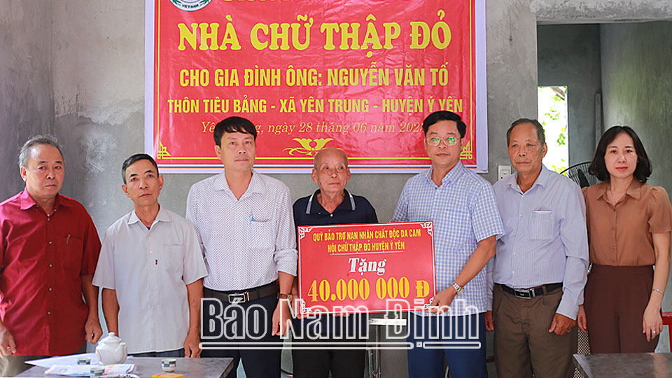 Hội Chữ thập đỏ huyện Ý Yên trao tặng nhà Chữ thập đỏ cho gia đình ông Nguyễn Văn Tố, xã Yên Trung.