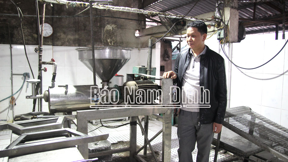 Ông Cồ Khắc Bin, thôn Tây Vân Cù, đầu tư máy móc để nâng công suất, chất lượng sản phẩm bún, bánh phở.