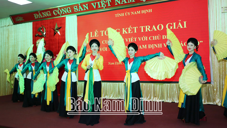 Biểu diễn văn nghệ tại Lễ trao giải Cuộc thi viết “Bác Hồ với Nam Định, Nam Định với Bác Hồ”.ĐT