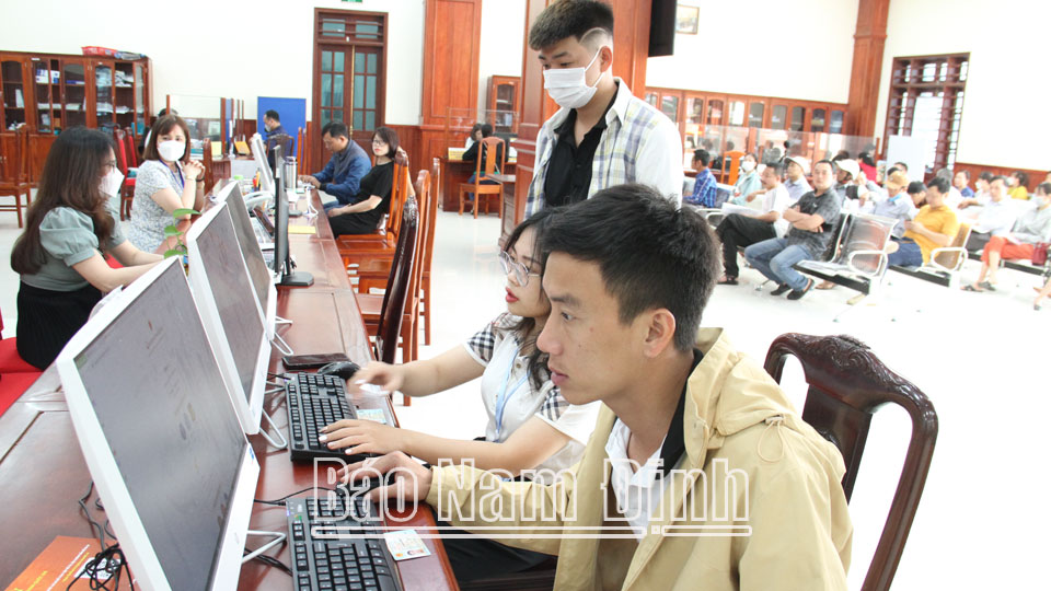 Cán bộ Sở Thông tin và Truyền thông hướng dẫn người dân thực hiện dịch vụ công trực tuyến tại Trung tâm Phục vụ hành chính công, Xúc tiến đầu tư và Hỗ trợ doanh nghiệp tỉnh.