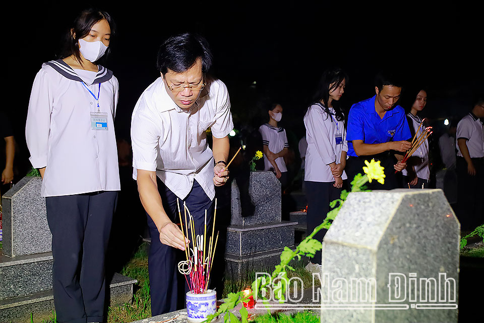 Đồng chí Nguyễn Anh Tuấn, Ủy viên Ban TVTU, Bí thư Thành ủy, Chủ tịch HĐND thành phố Nam Định và các đại biểu dâng hương tưởng nhớ các Anh hùng Liệt sĩ.