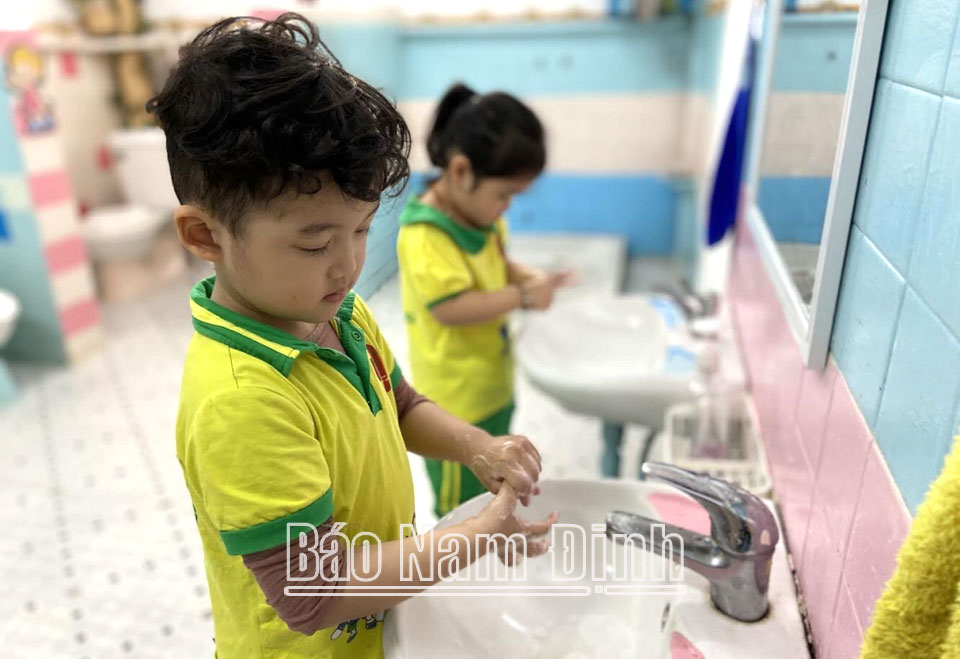 Học sinh Trường Mầm non Sao Vàng (thành phố Nam Định) học kỹ năng rửa tay, vệ sinh cá nhân.