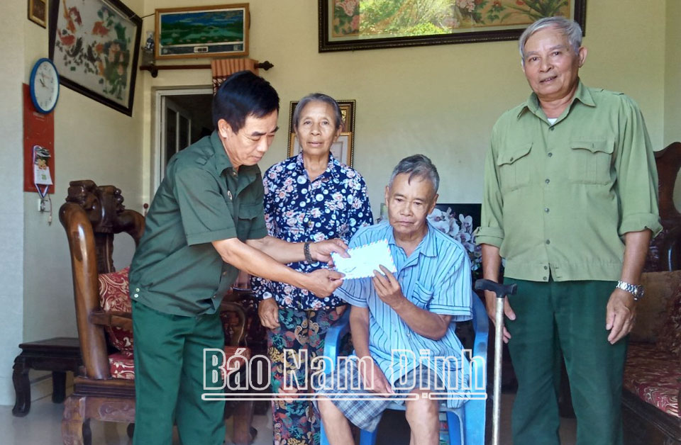 Hội Cựu chiến binh huyện Xuân Trường thăm, tặng quà gia đình chính sách có hoàn cảnh khó khăn trong huyện.