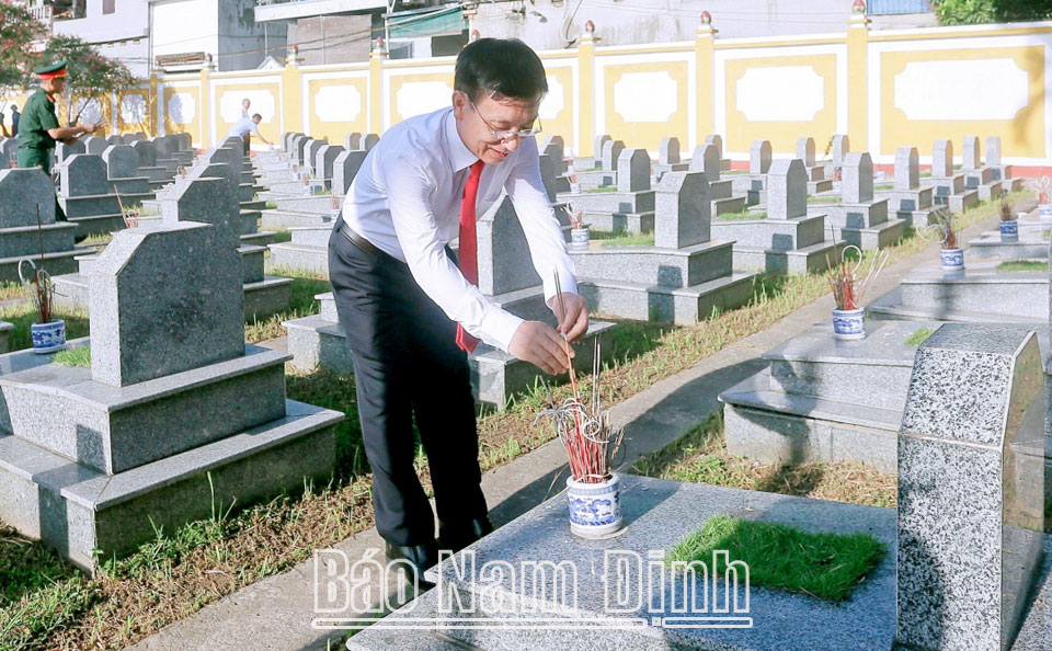 Đồng chí Phạm Đình Nghị, Phó Bí thư Tỉnh ủy, Chủ tịch UBND tỉnh thắp hương phần mộ các Anh hùng Liệt sĩ tại Nghĩa trang Liệt sĩ thành phố Nam Định.