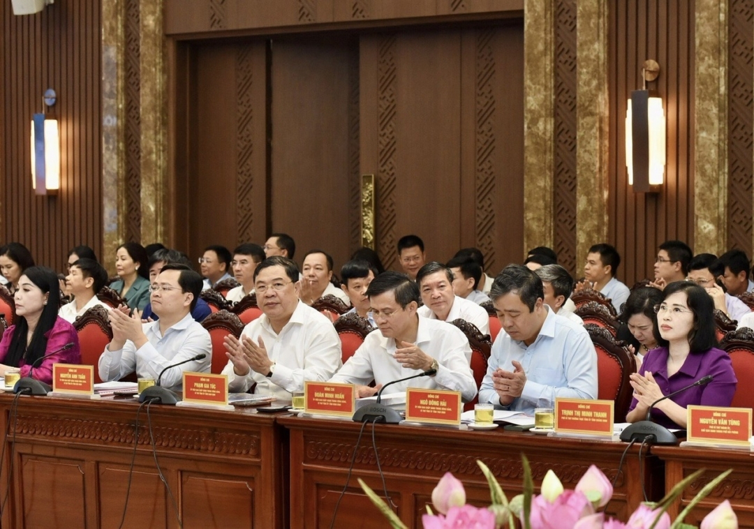 Đồng chí Phạm Gia Túc, Ủy viên BCH Trung ương Đảng, Bí thư Tỉnh ủy Nam Định và đại diện các địa phương vùng đồng bằng sông Hồng tham dự Hội nghị.