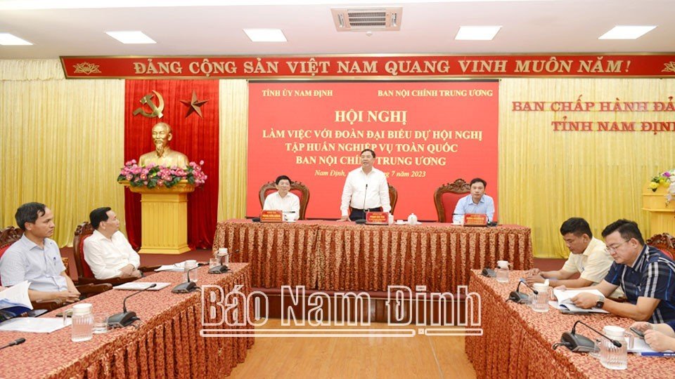 Quang cảnh buổi làm việc.