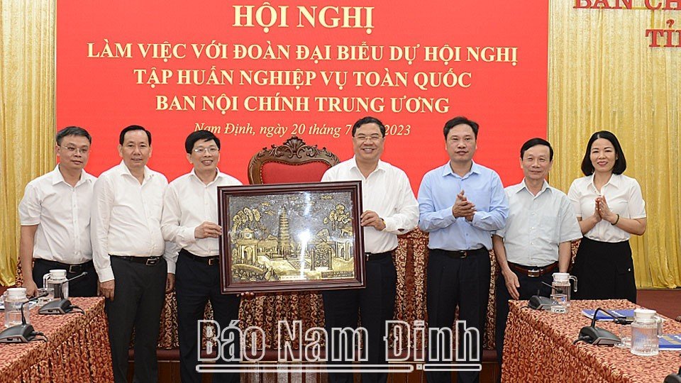 Đồng chí Bí thư Tỉnh ủy Phạm Gia Túc tặng Đoàn đại biểu Ban Nội chính Trung ương bức tranh Tháp Phổ Minh - biểu tượng lịch sử- văn hóa của tỉnh Nam Định. 