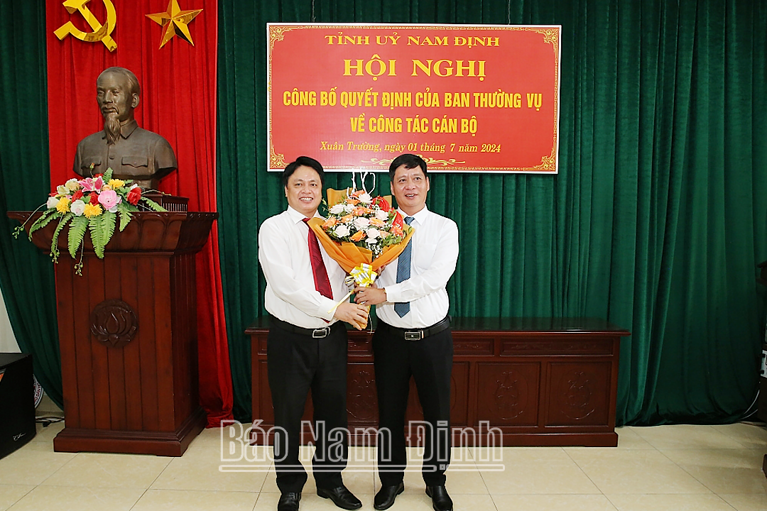 Đồng chí Trần Minh Thắng, Ủy viên Ban TVTU, Trưởng Ban Dân vận Tỉnh uỷ tặng hoa chúc mừng đồng chí tân Phó Bí thư Huyện uỷ Xuân Trường Ngô Ngọc Vũ. 
