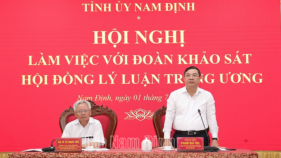 Đồng chí Phạm Gia Túc, Ủy viên BCH Trung ương Đảng, Bí thư Tỉnh ủy phát biểu tại hội nghị. 
