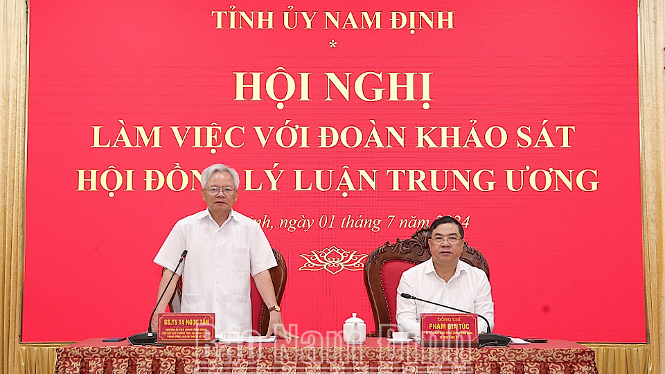 GS.TS Tạ Ngọc Tấn, nguyên Ủy viên BCH Trung ương Đảng, nguyên Giám đốc Học viện Chính trị Quốc gia Hồ Chí Minh, Phó Chủ tịch Thường trực Hội đồng lý luận Trung ương, Phó Chủ nhiệm đề tài phát biểu tại hội nghị. 

