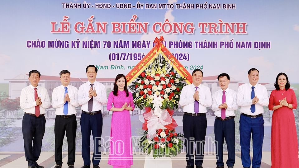 Gắn biển công trình chào mừng kỷ niệm 70 năm Ngày giải phóng thành phố Nam Định