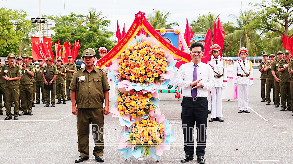 Ra mắt lực lượng tham gia bảo vệ an ninh trật tự ở cơ sở