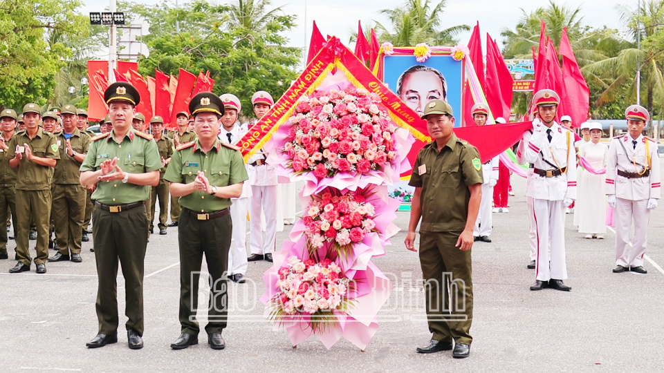 Ban Giám đốc Công an tỉnh tặng lẵng hoa tươi thắm chúc mừng lực lượng tham gia bảo vệ an ninh trật tự ở cơ sở. 
