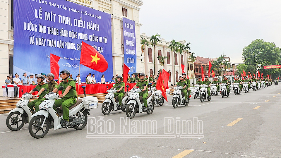 Lực lượng Công an thành phố Nam Định diễu hành, tuyên truyền hưởng ứng Tháng hành động phòng, chống ma túy năm 2024.
