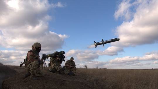 Quân nhân Ukraine bắn tên lửa chống tăng FGM-148 Javelin trong cuộc huấn luyện gần Donetsk, ngày 22/12/2021. Ảnh: Bộ Quốc phòng Ukraine/RT
