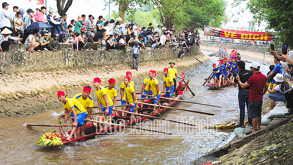 Bơi chải đứng trong Lễ hội Chùa Keo Hành Thiện, xã Xuân Hồng (Xuân Trường). (Ảnh Chu Thế Vĩnh)